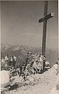 Eine der ersten Aktionen die der damals junge Ortsverband Füssen 1952 stemmte, war das errichten eines neuen Gipfelkreuzes auf dem Füssener Hausberg "Säuling" in luftigen 2047m Höhe.