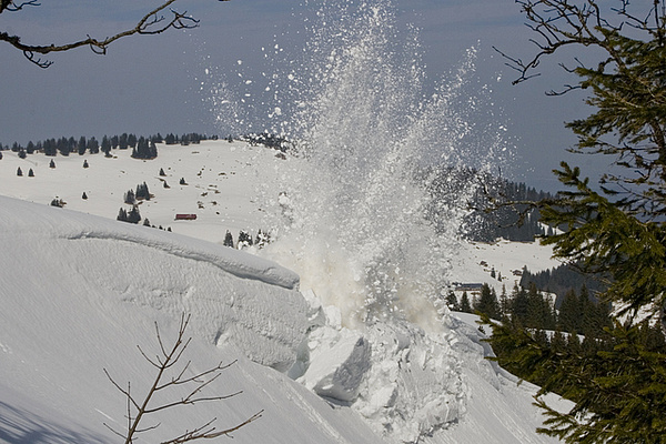 Sprengung einer Schneewechte bei einer Fortbildung