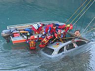 Boot der Wasserwacht bei den im Fahrzeug verbliebenen Dummys